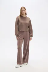 Pantalon de vestir negro de corte recto y tiro alto, confeccionado en poliester con detalle de pinzas frontales.