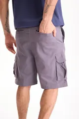 Bermuda cargo de gabardina con spandex color negro, con bolsillos laterales con solapa y cierre frontal.