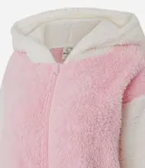 Pijama enterizo tipo mono confeccionado en tejido fleece de tacto suave y peludo. Presenta cierre frontal con cremallera y capucha integrada con diseño de la cara de Hello Kitty, incluyendo orejas en 3D y un lazo rojo aplicado.