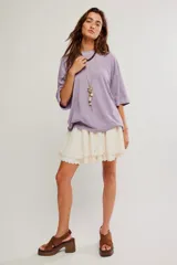 Remera de algodón muy suave, de calce oversize y silueta recta, con escote redondo y mangas cortas de hombro caído.