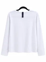 Remera de manga larga con cuello redondo, confeccionada con frente de lino con detalle de alforzas y espalda y mangas de algodón con spandex. Presenta un corte recto y aberturas laterales en el ruedo.