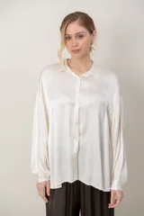 Camisa de satén tramada color blanco, de calce holgado y cómodo, con mangas largas y cierre frontal con botones.