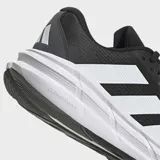 Championes de running Adidas Questar 3 en color negro con las tres tiras laterales en blanco. Poseen una parte superior de malla transpirable, cierre de cordones y una mediasuela con tecnología de amortiguación para optimizar la pisada.