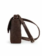 Bandolera compacta de cuero vacuno color gris con efecto gastado, solapa redondeada y correa ajustable.