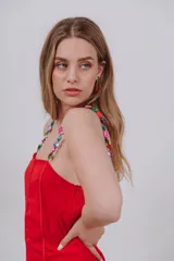 Vestido blanco de lino con breteles de piedras de nácar de colores.