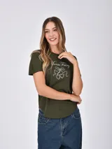 Remera verde militar de manga corta con estampado frontal en blanco de la frase "Moon Fairy" y un lazo con dos corazones.