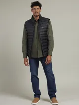 Chaleco negro acolchado con cierre frontal y bolsillos laterales con cierre.