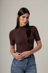 Camiseta de punto acanalado color marrón, con cuello alto y mangas cortas ajustadas.