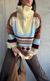 Sweater de tejido de punto con diseño a rayas horizontales y motivos geométricos, cuello alto con cierre frontal parcial, mangas largas abullonadas y puños acanalados.