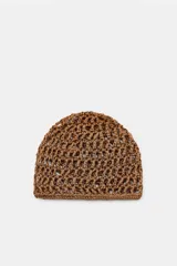 Gorro tipo casquete color marrón, confeccionado con tejido trenzado y diseño de red.