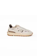 Championes de cuero legítimo en tonos beige y marrones, con detalles de apliques texturizados tipo animal print de manchas y suela dentada de goma.