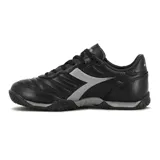 Championes de fútbol Diadora modelo Goal Futbol Id, color negro con detalles en gris. Presentan un diseño clásico con costuras reforzadas en la puntera, cordones al tono y suela de goma diseñada para tracción en superficies de interior.