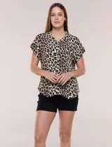Camisa de manga corta con estampado animal print, cuello con solapa, escote en V y cierre frontal con botones.