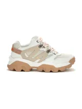 Sneakers Cat modelo Reactor, de diseño robusto estilo trekking, en color blanco con detalles en beige y suela chunky de goma marrón claro. Presenta cordones estilo montaña y apliques laterales de refuerzo.
