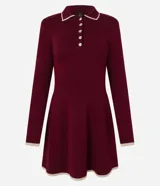 Vestido corto de punto color borgoña, con cuello polo blanco abotonado y mangas largas.