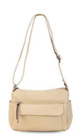 Bandolera morral color tostado con textura de cuero granulado. Cuenta con un bolsillo frontal con solapa y cierre, y otro bolsillo frontal con cierre. Tiene una correa ajustable y un compartimento principal con cierre.