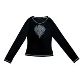 Remera de manga larga color negro, con corte ajustado y estampado frontal en serigrafía con diseño ornamental gótico. Presenta costuras decorativas visibles en el cuello y el ruedo.