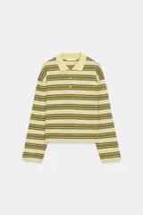 Polo de manga larga confeccionado en algodón, con diseño a rayas horizontales en tonos amarillos, verdes y oscuros. Presenta cuello solapa, cierre frontal con botones y bajo recto.