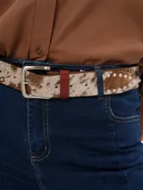 Cinturón marrón de cuero con hebilla metálica dorada rectangular.