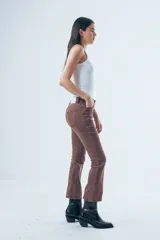 Jean de corte bootcut y tiro medio, color gris oscuro desgastado. Presenta un diseño de pierna recta que se ensancha ligeramente hacia el ruedo, con cierre frontal y bolsillos clásicos.