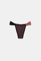 Braguita de bikini de tiro medio confeccionada en tejido de tul color marrón, con tiras laterales fruncidas a contraste en color negro y rosado.