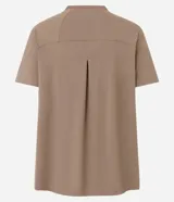 Remera deportiva de manga corta y cuello redondo, confeccionada en tejido técnico de poliamida y elastano. Presenta un diseño liso con costuras laterales y un detalle de recorte en la espalda, ideal para actividades físicas por su ligereza y capacidad de secado rápido.