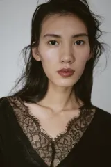 Jersey negro de manga larga con escote en V adornado con encaje negro.