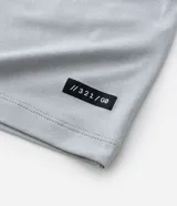 Remera deportiva de hombre en color rojo oscuro, con mangas cortas, cuello redondo y detalle de líneas negras en la manga. Confeccionada en poliéster con tecnología dry fit.