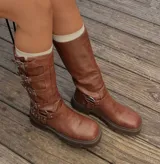 Botas de caña alta color marrón con hebillas plateadas y suela track.