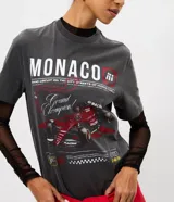 Remera de algodón gris oscuro con estampa frontal inspirada en el automovilismo y cuello redondo.