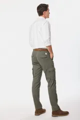 Pantalón cargo gris oscuro de gabardina con bolsillos laterales con fuelle y solapa.