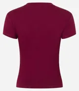 Blusa básica de mujer marca Blue Steel, confeccionada en tejido rib de algodón con elastano. Presenta un diseño ajustado al cuerpo, cuello redondo y mangas cortas.