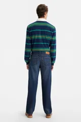 Pantalón de jean azul de corte recto, con tiro medio y cierre de botones.