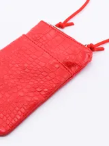 Bandolera negra con textura símil piel de cocodrilo, cierre superior con cremallera y correa larga regulable.