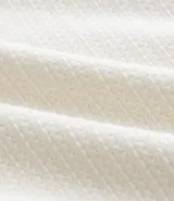 Remera de manga corta con cuello redondo, confeccionada en tejido texturizado de algodón y poliéster.