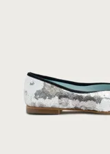 Bailarina de diseño contemporáneo con exterior cubierto de lentejuelas que forman un patrón floral. Presenta un escote irregular, interior forrado en piel y suela de cuero.