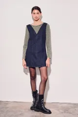 Vestido jumper corto de jean azul oscuro, con escote en V y breteles anchos.