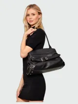 Cartera tipo shoulder bag Marc Jacobs The Satchel, color negro, de diseño estructurado con detalles de hebilla decorativa frontal y correa de hombro ajustable.