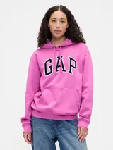 Canguro con capucha de la marca Gap, color rosado, con el logo de la marca estampado en el frente en letras grandes con borde negro. Cuenta con bolsillo tipo canguro y puños y ruedo acanalados.