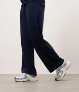 Championes de estilo urbano Satinato, confeccionados en poliuretano con diseño de recortes superpuestos en tonos celeste, blanco y plateado metalizado. Cuentan con cordones blancos, forro acolchonado y una suela robusta y texturizada en tono crudo y celeste.
