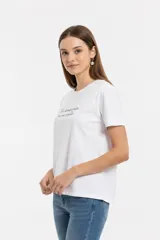 Remera negra de algodón con cuello redondo, manga corta y estampa frontal con texto en blanco.