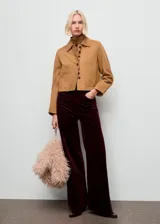 Pantalón de pana de tiro alto y corte wide leg, color bordó, con diseño de cinco bolsillos, cierre de botón y cremallera, y trabillas para cinturón.