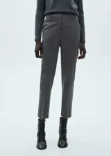 Pantalon de vestir gris de tiro medio y corte recto, con diseño crop, trabillas en la cintura, cierre oculto de cremallera y gancho, y bolsillos laterales de ribete.