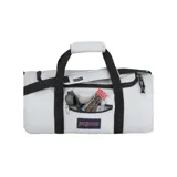 Bolso de viaje Jansport Superbreak Away Duffel de 40 litros, color blanco con detalles en negro y logo de la marca en azul. Cuenta con doble asa de mano, correa de hombro ajustable y extraíble, bolsillo frontal con cierre y compartimento principal con cierre.