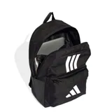 Mochila Adidas negra con diseño clásico, con tres franjas verticales blancas y el logotipo de la marca estampado en blanco sobre el bolsillo frontal con cierre.