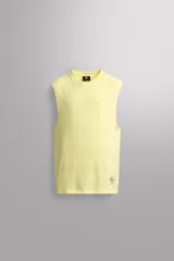 Musculosa relaxed fit de algodón color amarillo claro, con cuello redondo y pequeño estampado floral en el borde inferior.