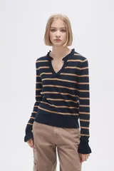 Sweater de tejido de punto con diseño de rayas horizontales en blanco y negro, manga larga y cuello mao con detalle de volados.