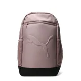 Mochila Puma modelo Buzz, color rosa viejo con base negra. Cuenta con un compartimento principal con cierre, bolsillo frontal con cierre y logo de la marca en relieve, además de bolsillos laterales de malla.