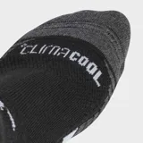 Pack de tres pares de medias deportivas Adidas de caña baja con tecnología Climacool, en color negro con detalles en gris y blanco, con amortiguación en talón y antepié.