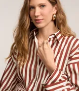 Camisa de tricolina Marfinno a rayas en color bordó y blanco, con cuello con solapa, cierre frontal de botones y mangas largas holgadas.